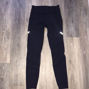 LULU LEMON NAVY 7/8 LEGGINGS WITH MESH CUT OUTS